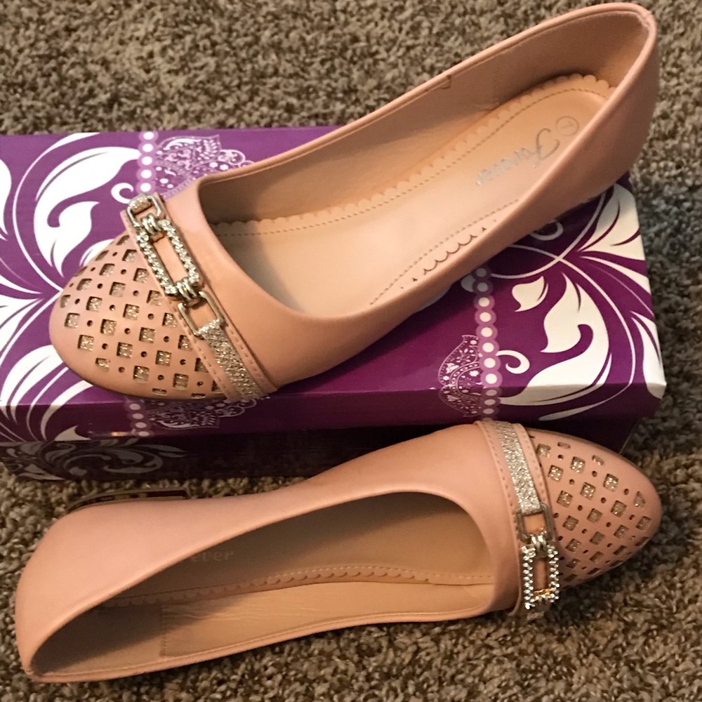 Women’s nude flats
